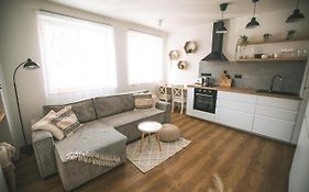 KVARTÝR - apartmán v centru na náměstí - citlivě zrekonstruovaný